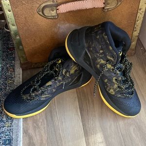 Under Armour Men’s Curry 3 SC camo/black/yellow Warriors